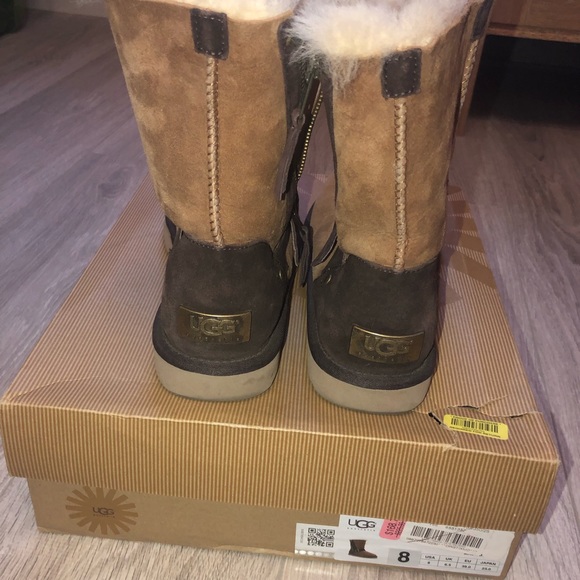 Women’s Uggs - Picture 4 of 4